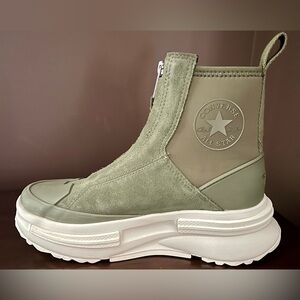 CONVERSE CHELSEA
WOMENS SIZE 7.0 OR MENS 5.5
ZIPPER SECURE

SOLD OUT IN US!!